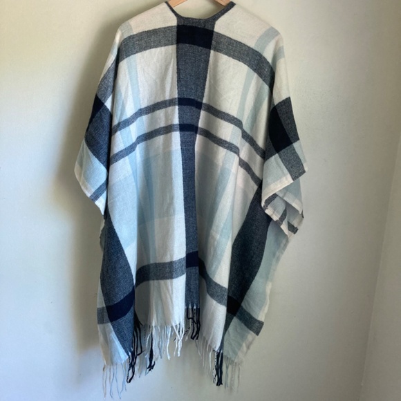 New Banana republic women’s poncho with some wool Cashmere blend - Picture 2 of 4